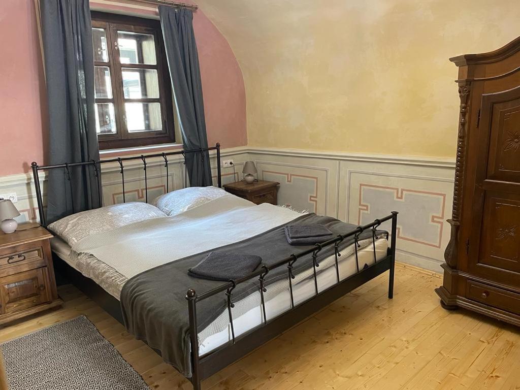 Banská Štiavnica Apartman V Studni Na Streche מראה חיצוני תמונה